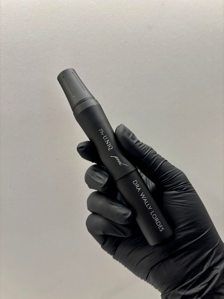Caneta de microagulhamento utilizada para estimular a produção de colágeno e realizar drug delivery na Clínica Ástre.