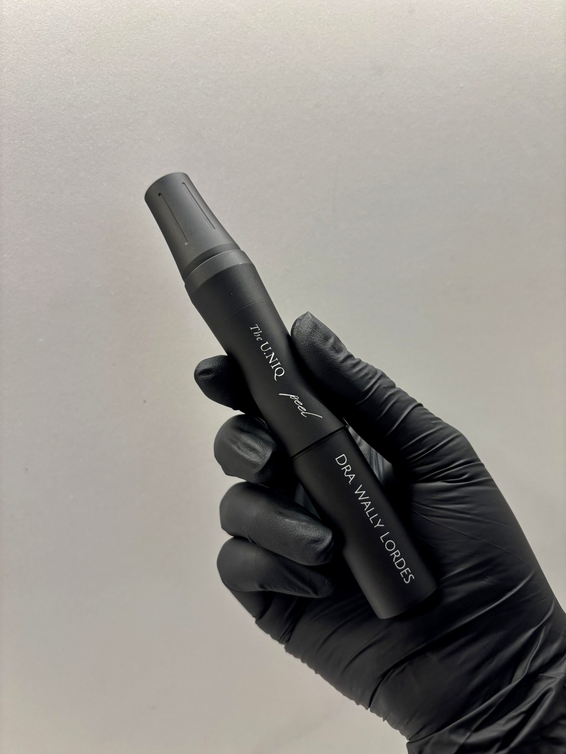 Caneta de microagulhamento utilizada para estimular a produção de colágeno e realizar drug delivery na Clínica Ástre.