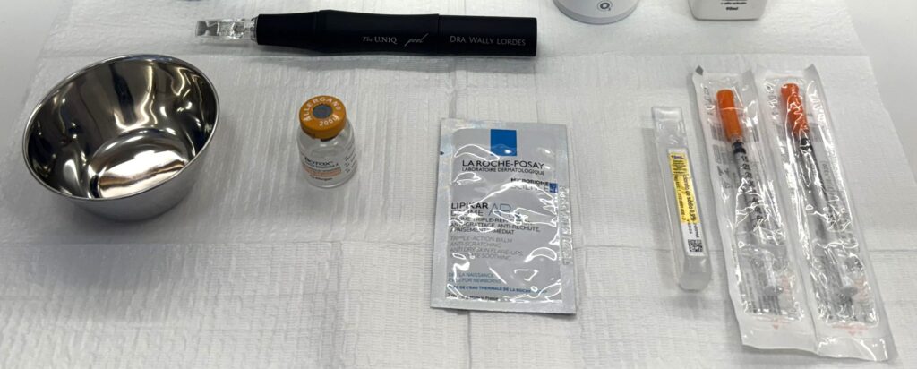 Materiais utilizados no protocolo de microagulhamento da Clínica Ástre. O resultado do microagulhamento pode ser potencializado com drug delivery, conforme a indicação clínica.